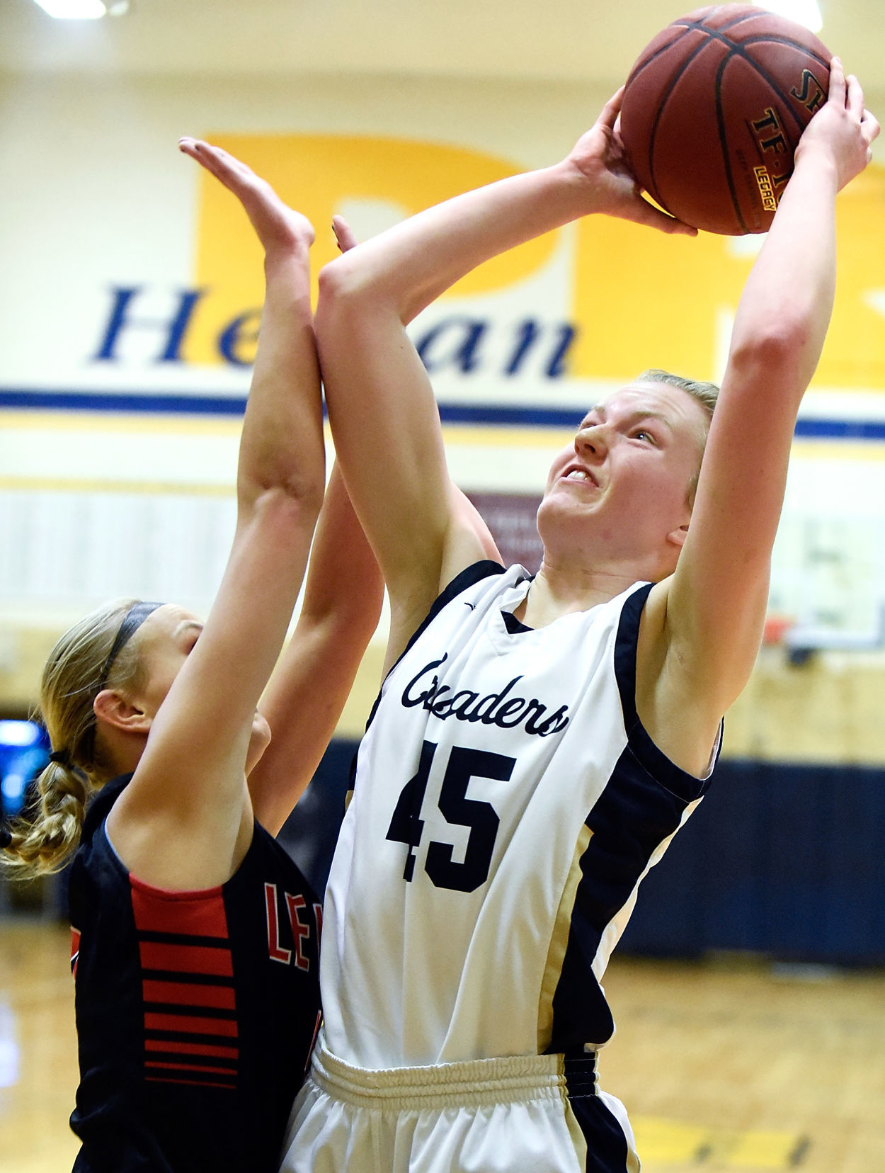 Basketball Le Mars vs. Bishop Heelan